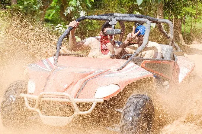 Buggy salpicando lodo en la ruta de Punta Cana