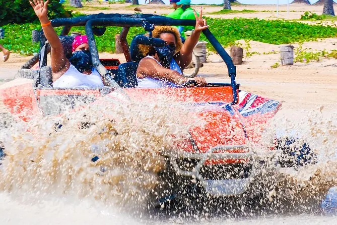 Buggy atravesando lodo en Punta Cana