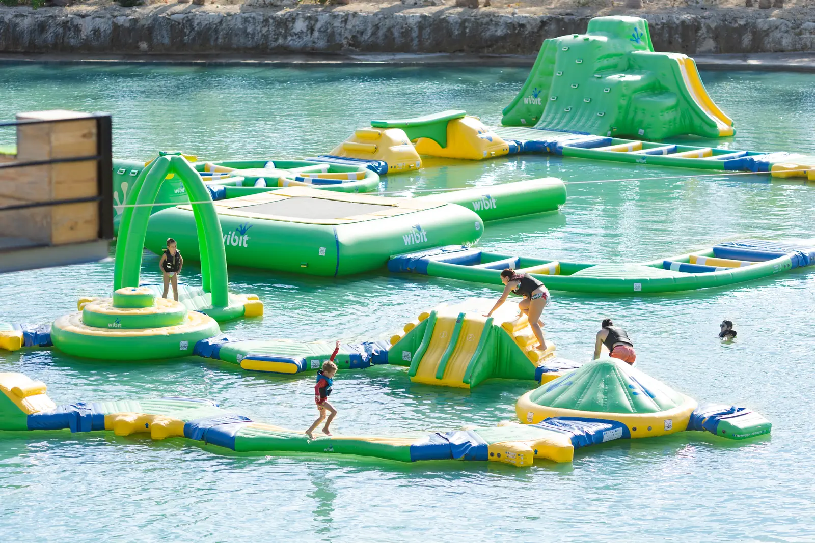 Circuito de inflables acuáticos en Caribbean Lake Park