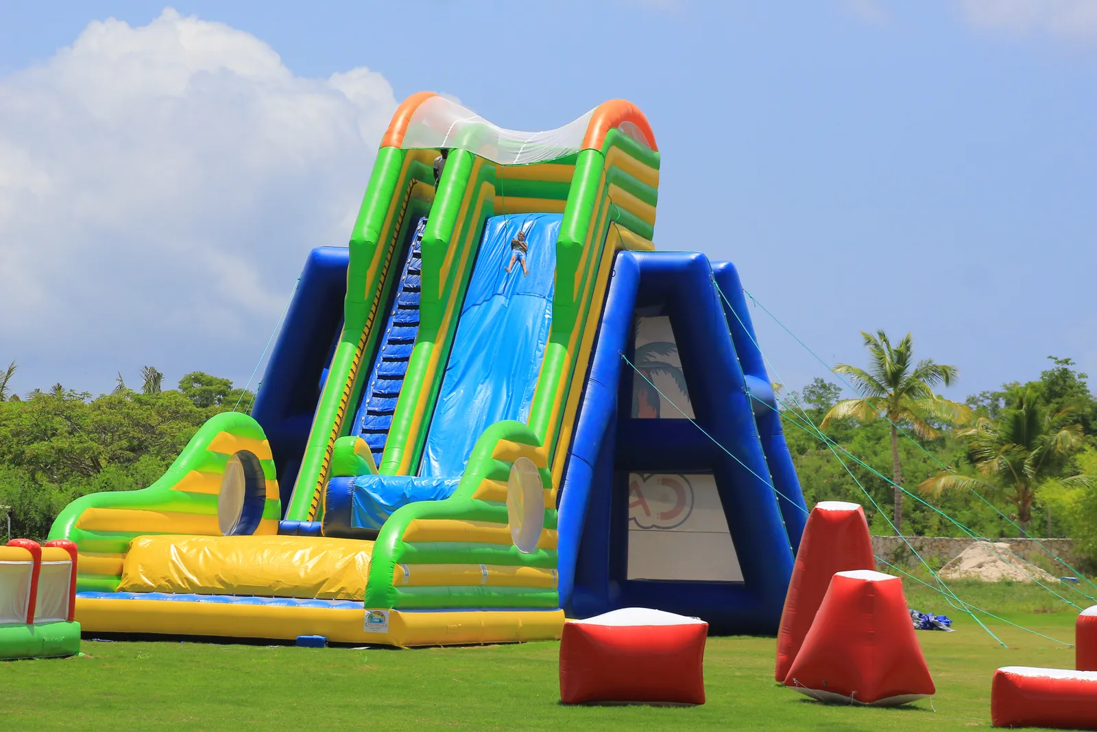 Tobogán inflable gigante en Caribbean Lake Park