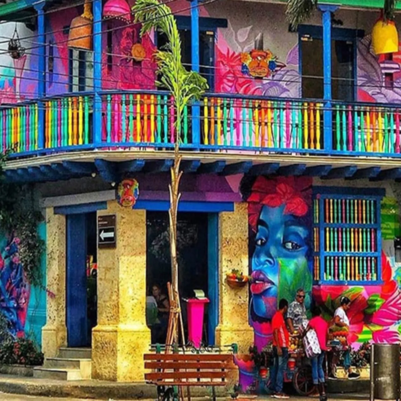 Fachada colorida con balcones en Cartagena