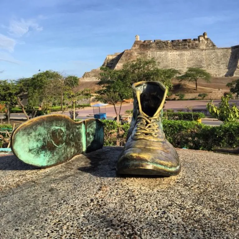 Monumento a los Zapatos Viejos y Castillo de San Felipe en Cartagena