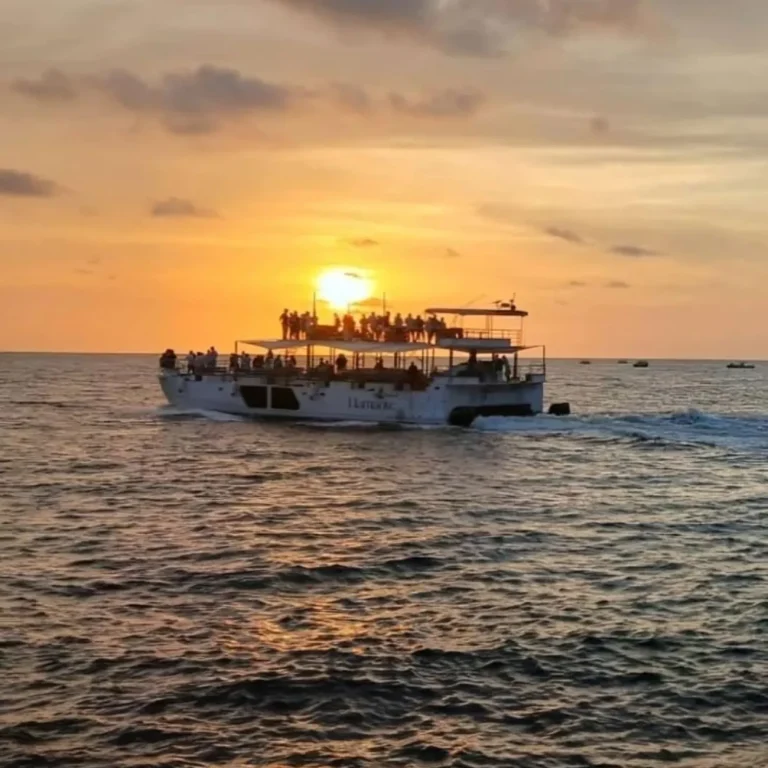 Catamarán Flamante al atardecer en la bahía de Cartagena