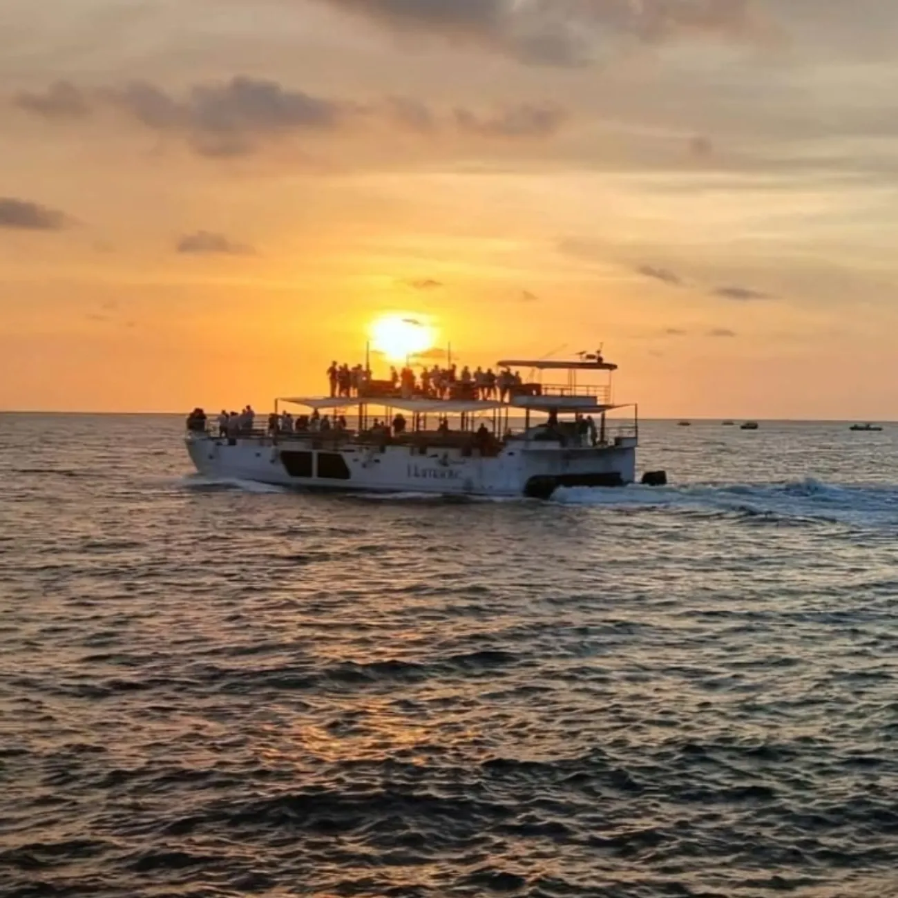 Catamarán Flamante al atardecer en la bahía de Cartagena