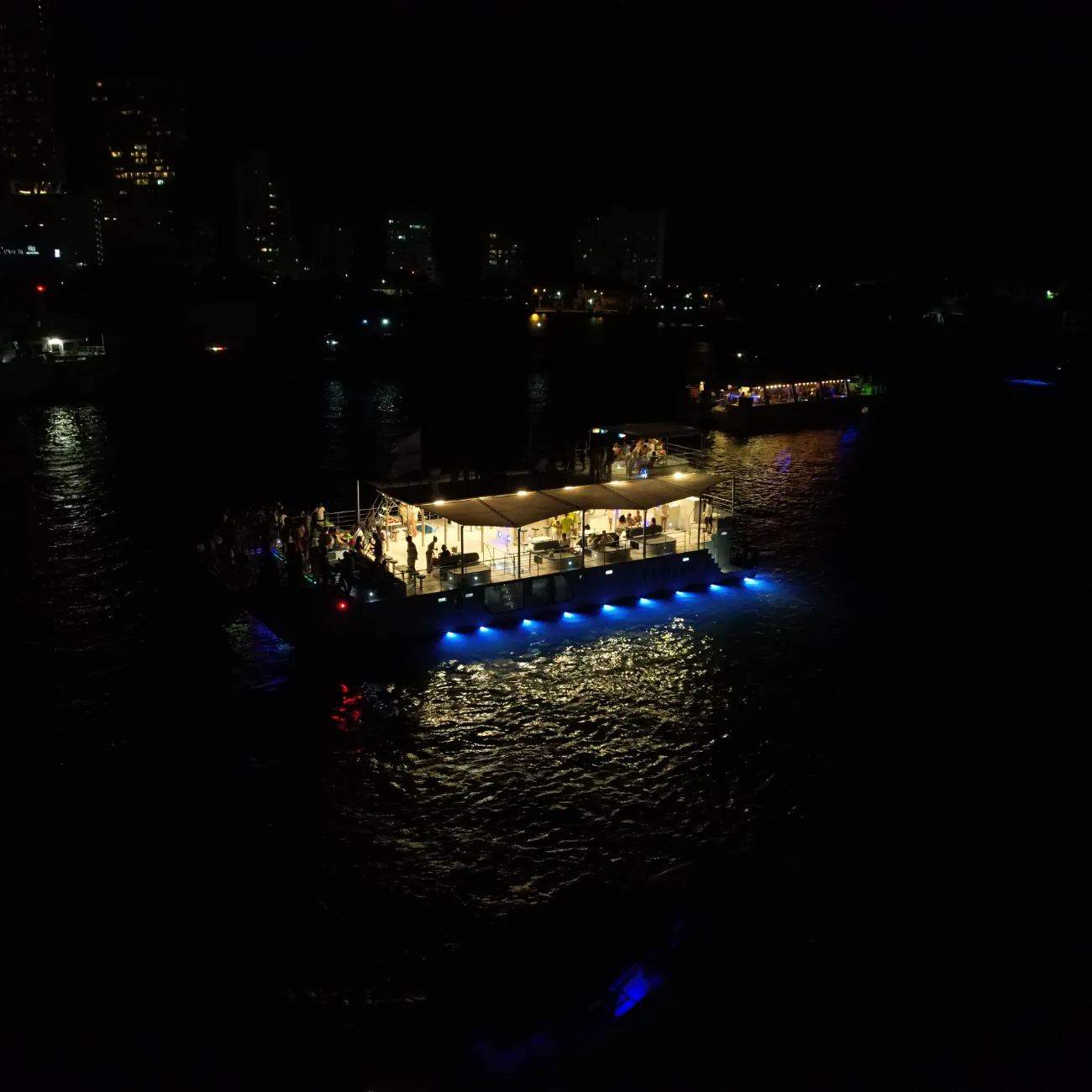 Catamarán Flamante iluminado de noche