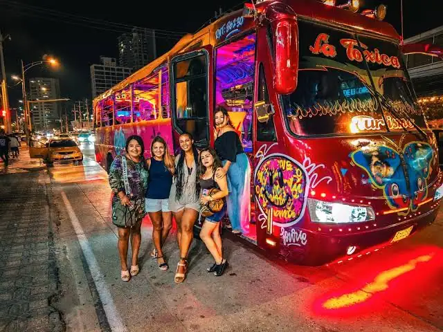 Chiva rumbera iluminada en Cartagena