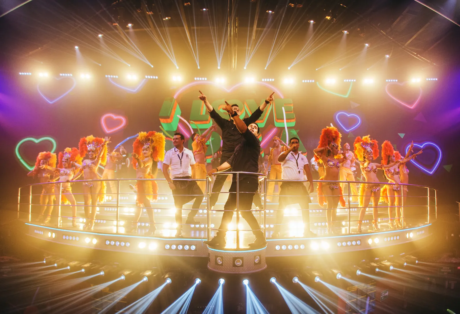 Escenario principal de Coco Bongo con luces y bailarines