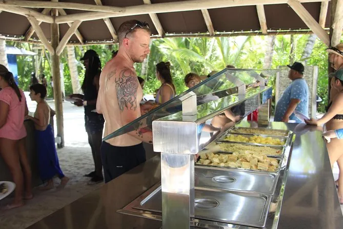 Almuerzo buffet en Isla Saona