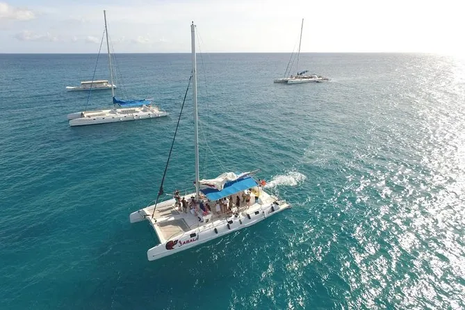 Catamarán navegando hacia Isla Saona