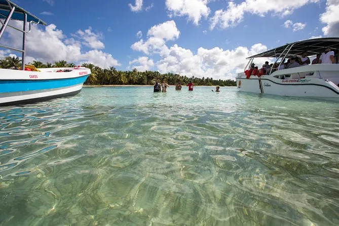 Piscina natural de aguas cristalinas en el tour a Isla Saona