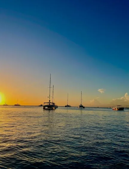 Atardecer con catamaranes en el Caribe dominicano