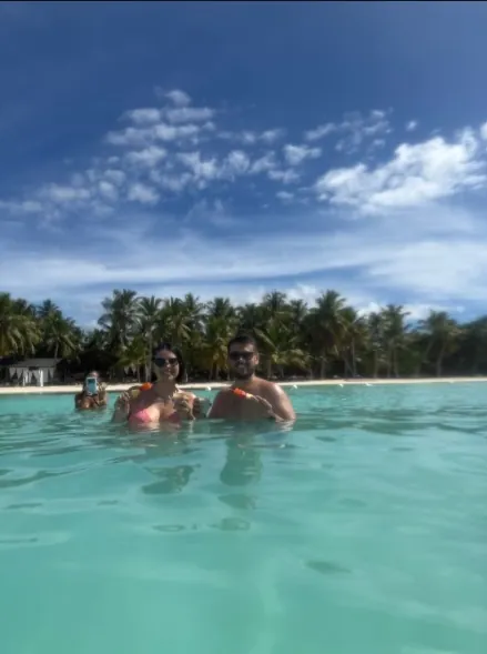 Viajeros en la piscina natural de Isla Saona