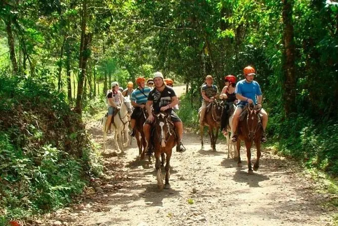 Recorrido a caballo hacia Salto El Limón
