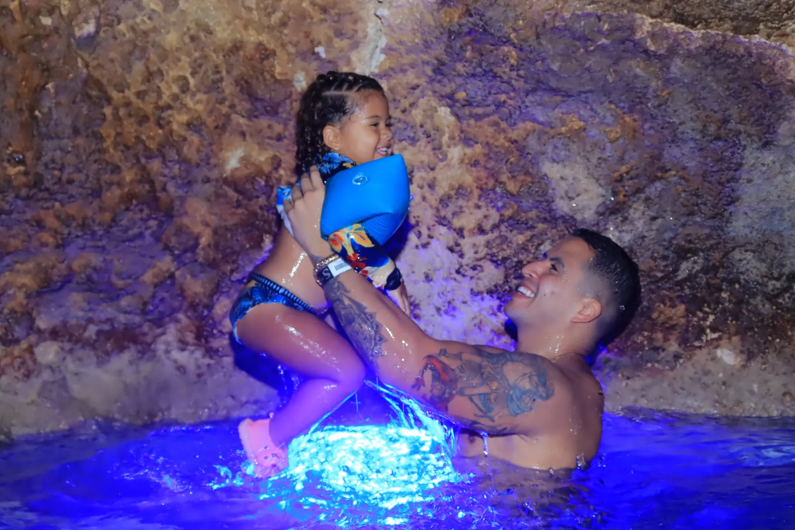 Cave Swim, nado en cenote subterráneo en Scape Park