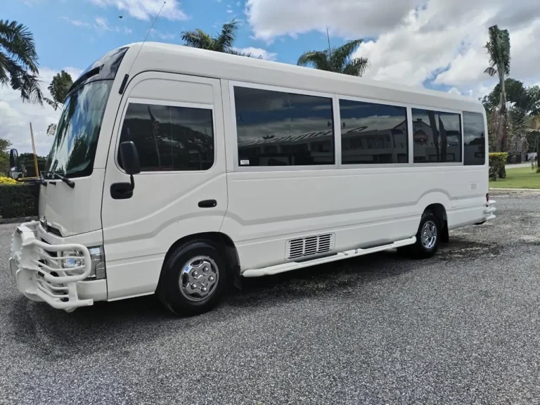 Minibús Toyota Coaster para traslados de grupo