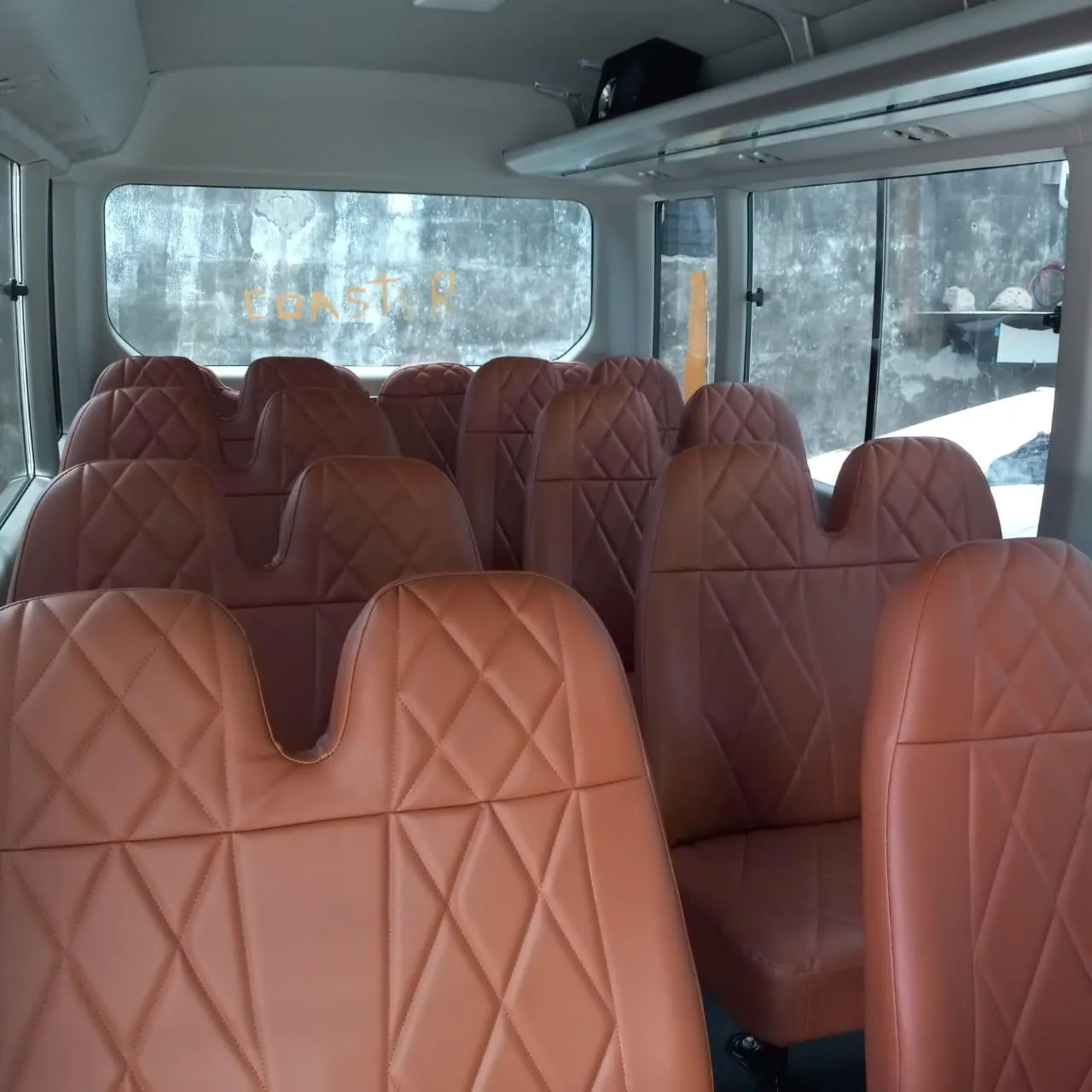 Interior de minibús para traslados