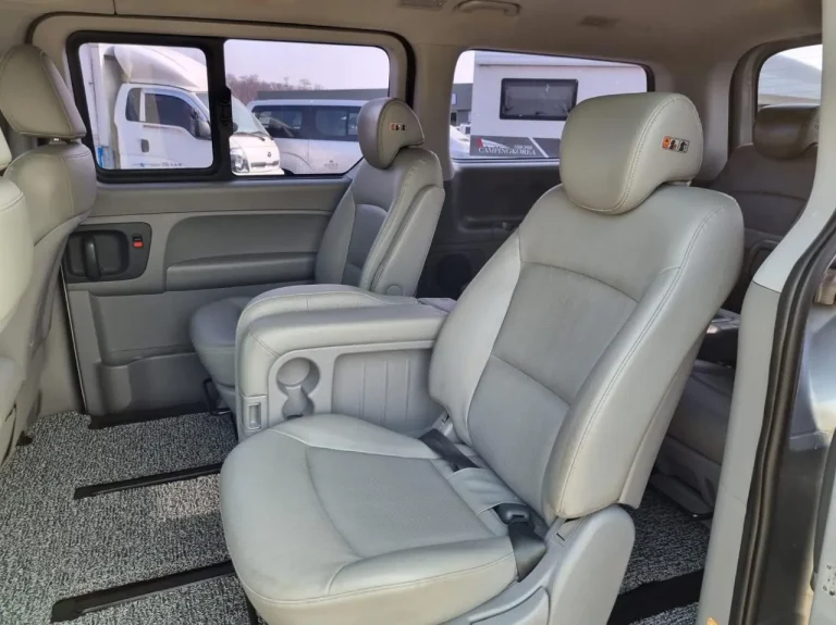 Interior de van con asientos de cuero