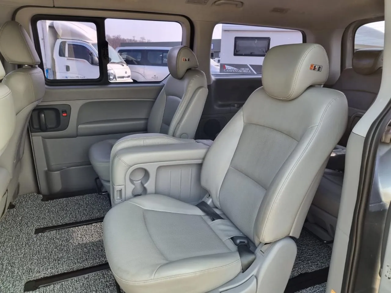 Interior de van con asientos de cuero