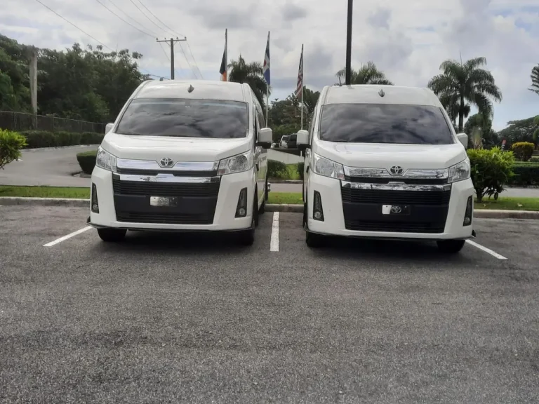 Vans de traslado en el aeropuerto de Punta Cana